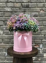 Цветочная композиция из Гипсофила и Розы в шляпной коробке в Рудне Воронежской области