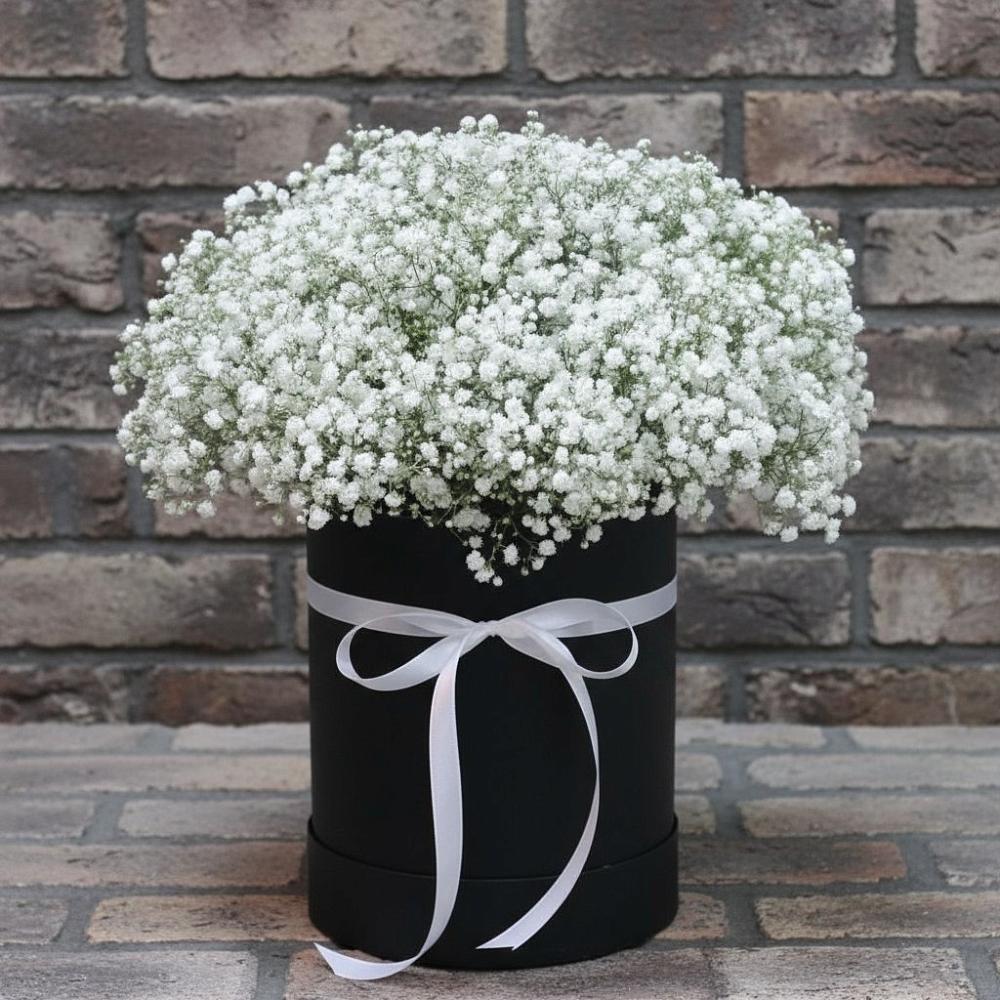 Цветочная композиция из Гипсофила в шляпной коробке в Рудне Воронежской области