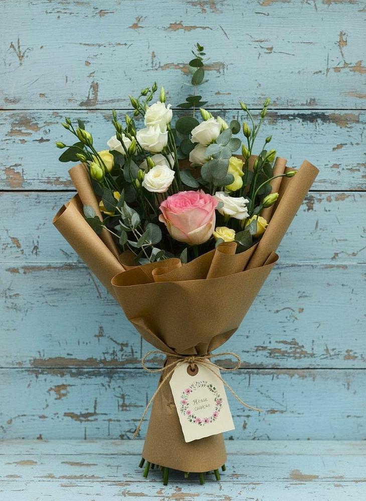 Букет цветов из: Розы и Лизиантусы в Рудне Воронежской области