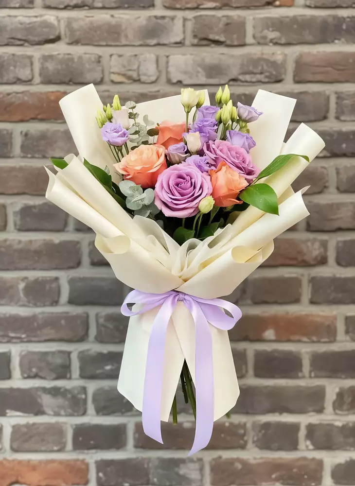 Букет цветов из: Лизиантусы и Розы в Рудне Воронежской области