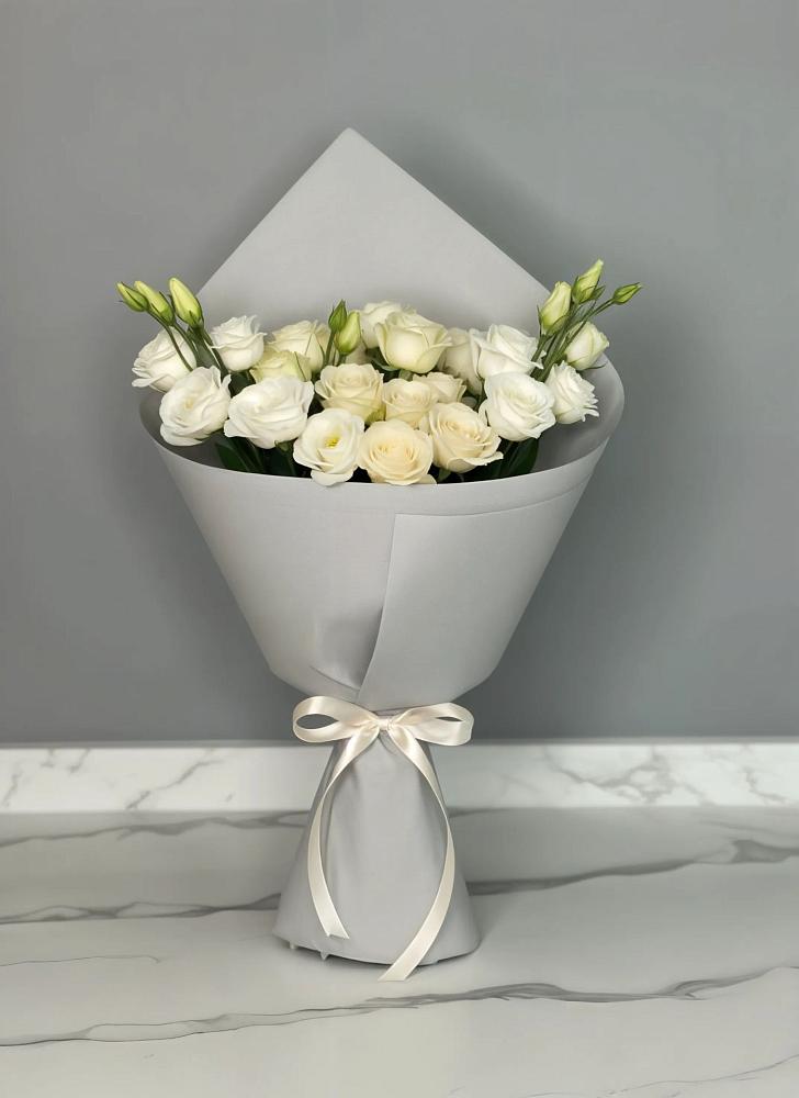 Букет цветов из: Розы и Лизиантусы в Рудне Воронежской области