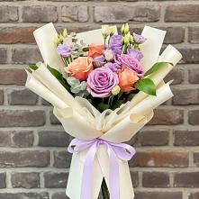 Букет цветов из:  Лизиантусы и Розы в Рудне Воронежской области