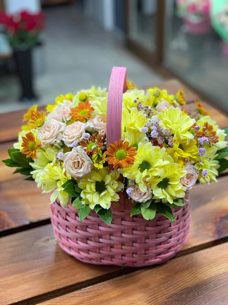 Цветочная композиция из Хризантемы и Розы в корзине в Рудне Воронежской области