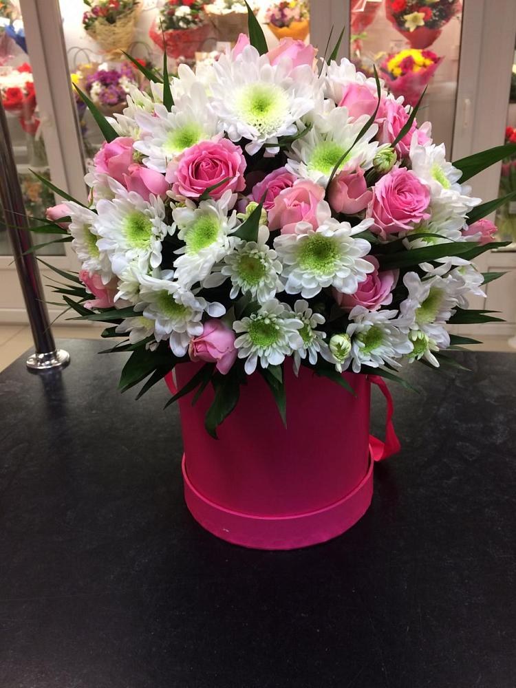 Цветочная композиция из Розы и Хризантемы в шляпной коробке в Рудне Воронежской области