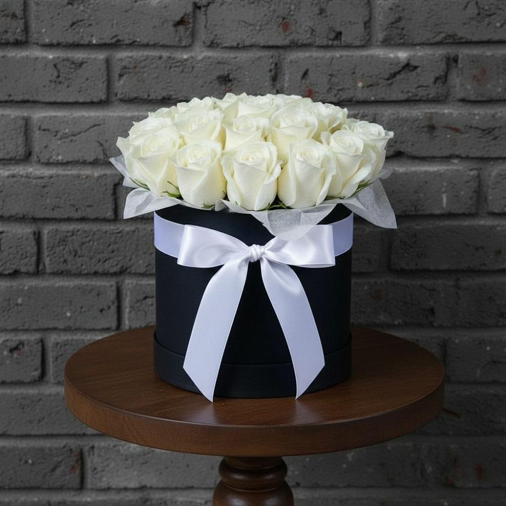 Цветочная композиция из Розы в шляпной коробке в Рудне Воронежской области