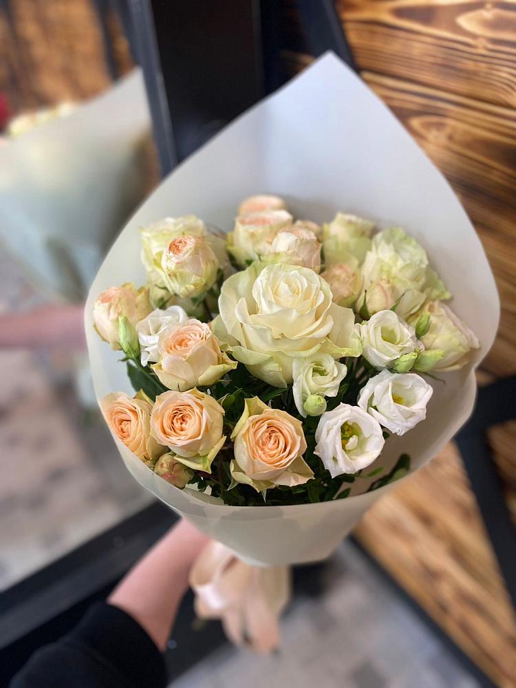 Букет цветов из: Розы и Лизиантусы в Рудне Воронежской области